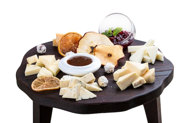 Un ensemble de différents fromages sur une planche en bois