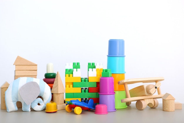 Ensemble de différents jouets pour enfants sur un fond coloré un endroit pour insérer du texte