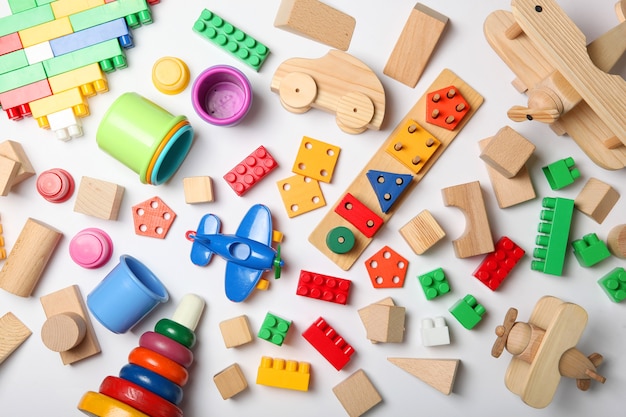 Ensemble de différents jouets pour enfants sur une vue de dessus de fond coloré