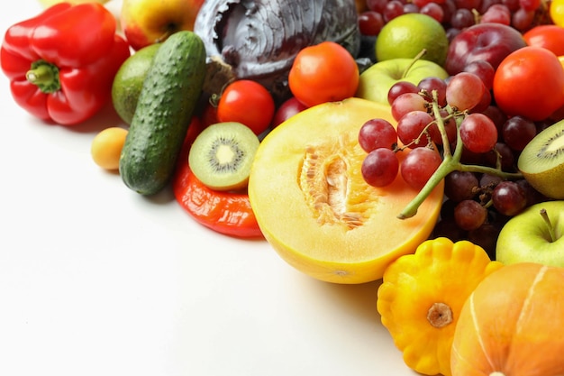 Ensemble de différents légumes et fruits sur fond blanc