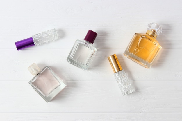 Ensemble de différents parfums sur fond clair