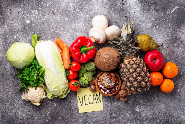 Ensemble de différents produits végétariens et végétaliens.