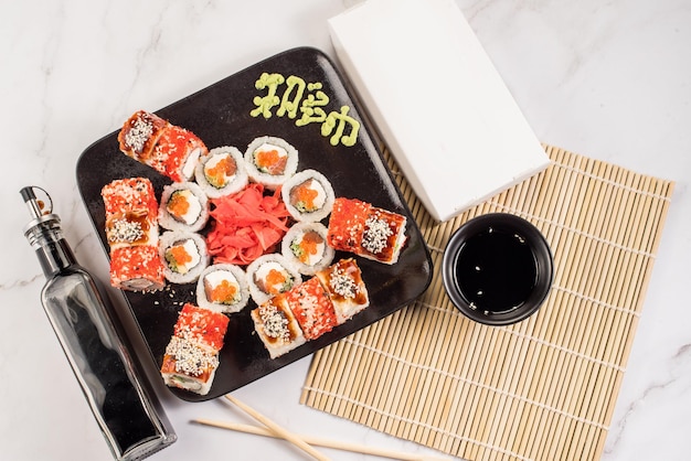 Ensemble de différents rouleaux de sushi savoureux frais sur fond blanc