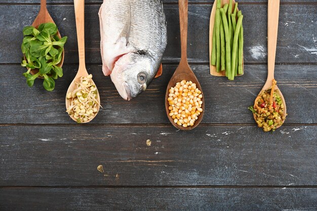 Ensemble de divers ingrédients dans des cuillères en bois pour aliments pour animaux de compagnie