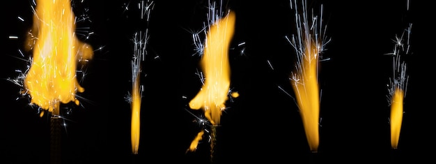 Photo ensemble de divers jets de feu avec des étincelles sur fond noir pour le mode de fusion superposé