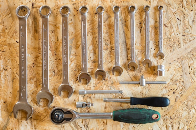 Ensemble de divers outils à main de réparation ou outils de mécanicien automobile. trousse d'outils de réparation. équipement pour la construction. fond en bois, modèle, vue de dessus