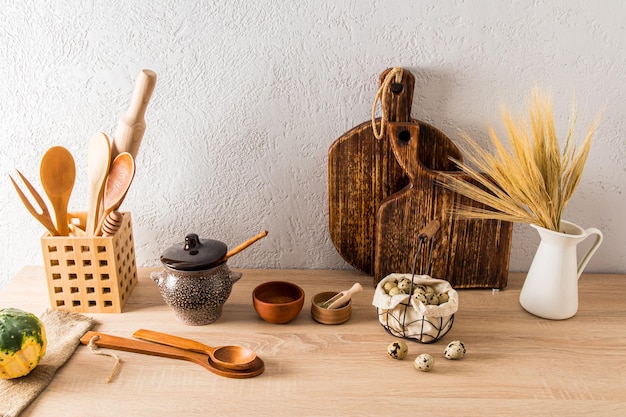 Un ensemble de divers ustensiles de cuisine d'une maison de campagne un chalet sur un comptoir en bois des articles d'intérieur une cuisine écologiquement propre