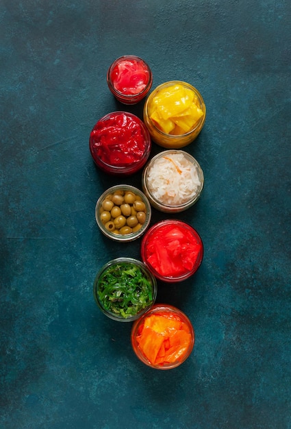 Ensemble de diverses collations et condiments multicolores de légumes fermentés et marinés