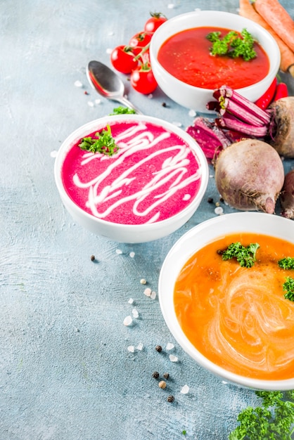 Ensemble de diverses soupes à la crème de légumes