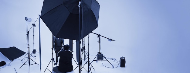 Ensemble d'éclairage de production vidéo en studio Ensemble de production de tournage dans les coulisses