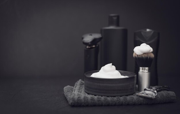 Un ensemble d'éléments pour se raser la barbe sur fond noir