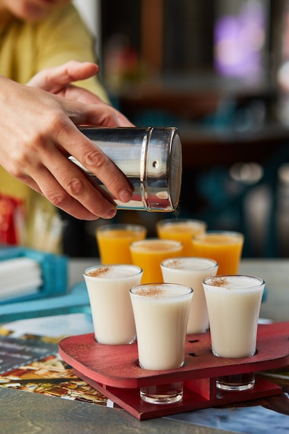 Ensemble d'ensembles alcoolisés sur un support en bois pour la carte des boissons du restaurant ou du pub