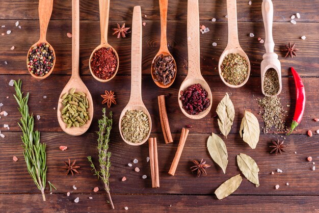 Un ensemble d'épices et d'herbes. Cuisine indienne. Poivre, sel, paprika, basilic et autres. Vue de dessus.