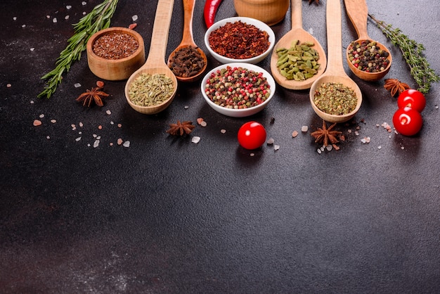 Un ensemble d'épices et d'herbes. Cuisine indienne. Poivre, sel, paprika, basilic et autres. Vue de dessus.