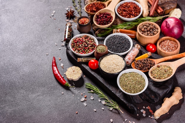 Un ensemble d'épices et d'herbes. Cuisine indienne. Poivre, sel, paprika, basilic. Vue de dessus.