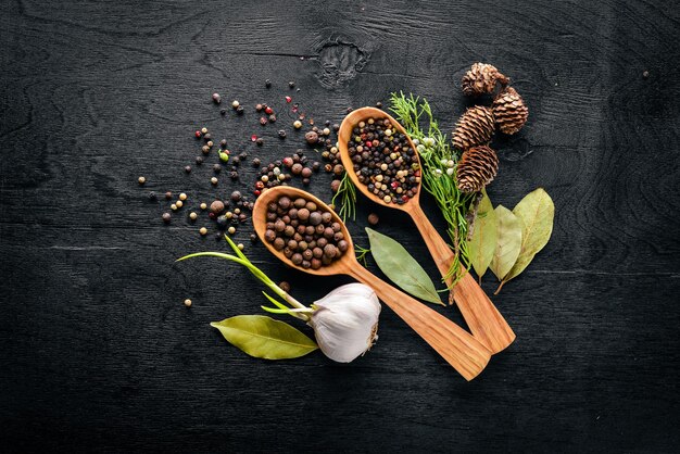 Un ensemble d'épices parfumées Un mélange de paprika coriandre poivre noir et rouge Sur fond de bois Vue de dessus Espace libre