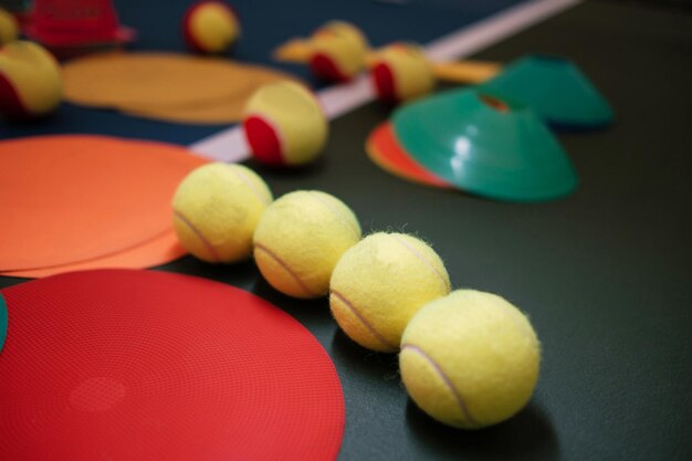 Un ensemble d'équipements d'entraînement pour jouer au tennis Balles de tennis sur un court intérieur