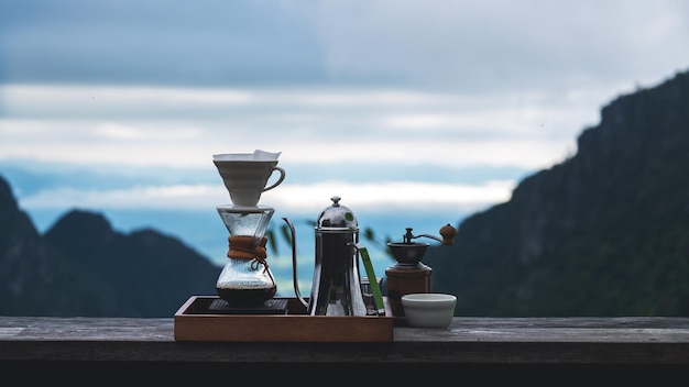 Un ensemble d'équipements goutte à goutte de café avec fond de montagne et de nature