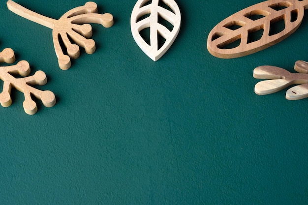 Ensemble de feuilles graver en bois sur fond de table vert foncé