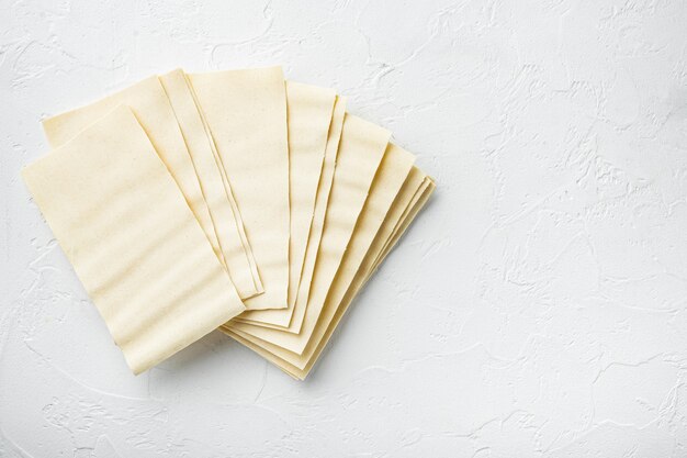 Ensemble de feuilles de pâte à lasagne, sur table en pierre blanche, vue du dessus, mise à plat