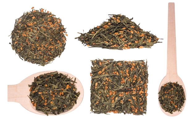 Ensemble de feuilles de thé vert japonais Genmaicha avec du riz brun rôti