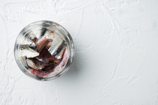 Ensemble De Filets D'anchois Salés, Dans Un Bocal En Verre, Sur Blanc