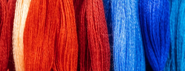 Ensemble de fils multicolores pour fond de broderie pour le format de bannière de conception