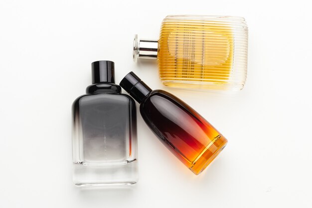 Ensemble de flacons de parfum de luxe. Isolé