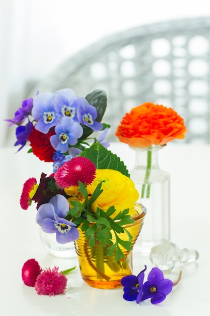 Photo ensemble de fleurs fraîchement coupées colorées