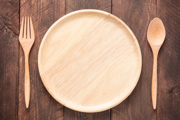 Ensemble de fourchette, cuillère et plat en bois sur table en bois