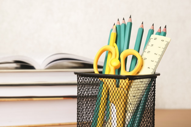 Un ensemble de fournitures de bureau et de livres pliés. Retour à l'école.