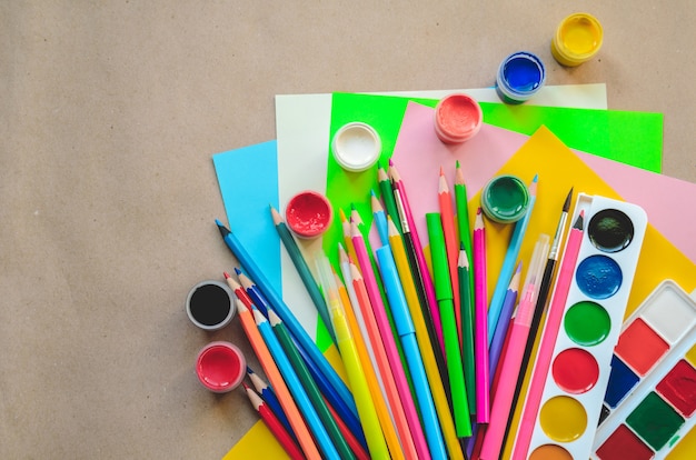 Ensemble de fournitures scolaires pour l'écriture créative et le dessin