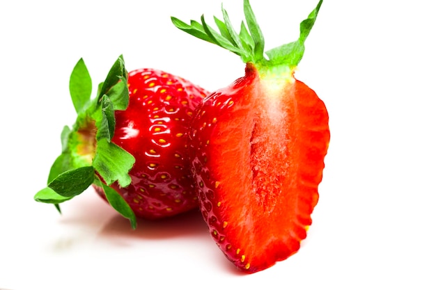 Un ensemble de fraise fraîche isolé sur fond blanc.