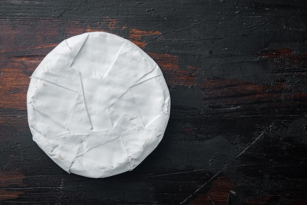 Ensemble de fromage camembert français, sur la vieille table en bois, vue du dessus