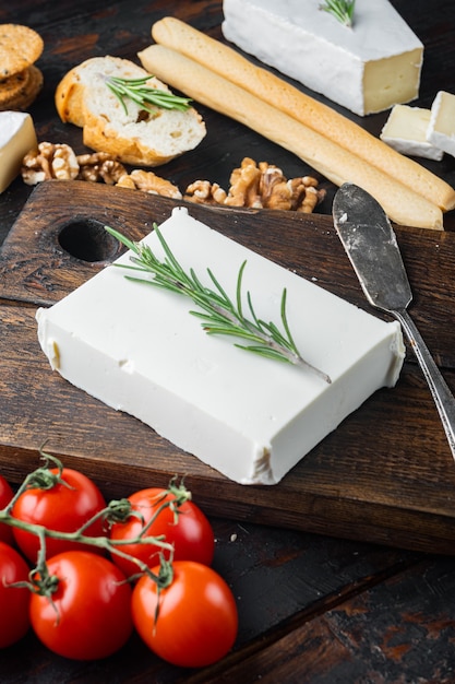 Ensemble de fromage feta grec traditionnel, sur fond de bois foncé