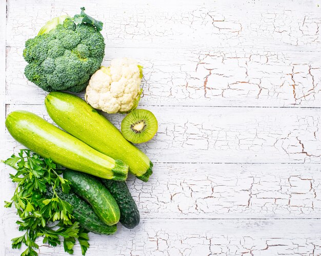 Ensemble de fruits et légumes verts