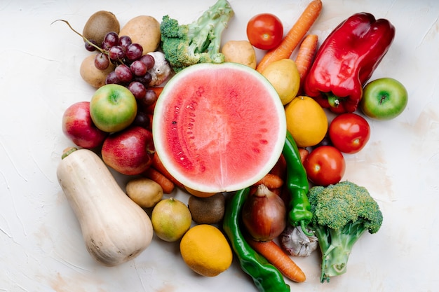 Ensemble de fruits à la pastèque au centre