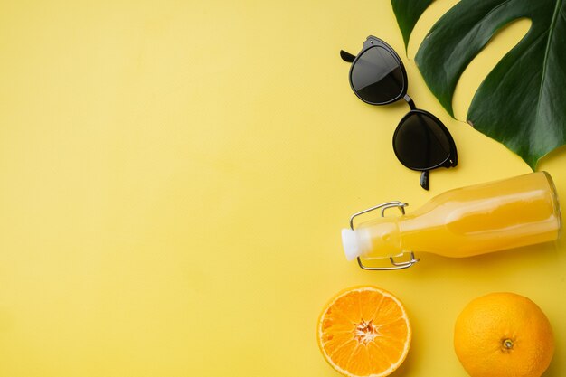 Ensemble de fruits tropicaux frais, sur fond d'été texturé jaune, vue de dessus à plat, avec espace de copie pour le texte