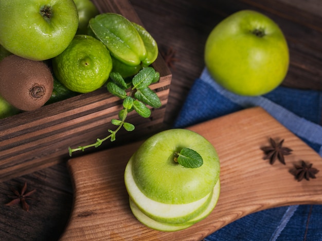 Ensemble de fruits verts pour une alimentation saine et détox: pomme, citron vert, kiwi, mangue, carambole et menthe