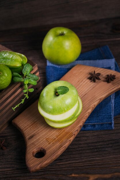 Ensemble de fruits verts pour une alimentation saine et détox pomme citron vert kiwi mangue carambole et menthe