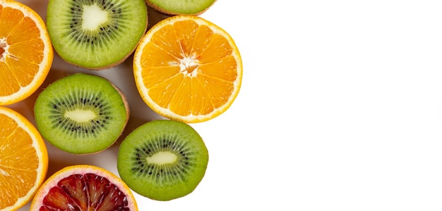 Ensemble de fruits avec de la vitamine C, kiwi, lelon, orange rouge, orange jaune dans une coupe isoler sur blanc