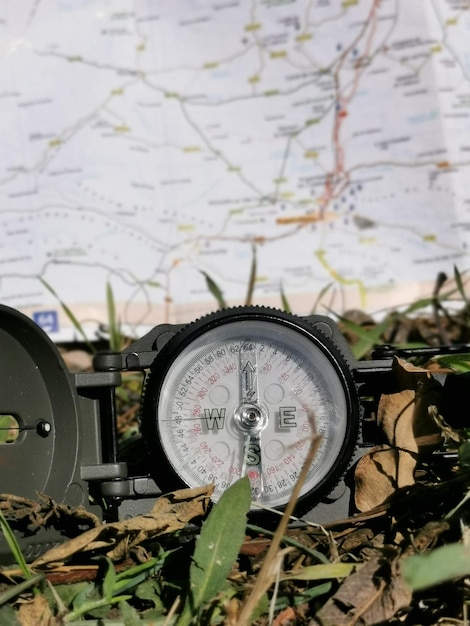 Ensemble de gadgets pour la course d'orientation et l'aventure comme boussole de voyage