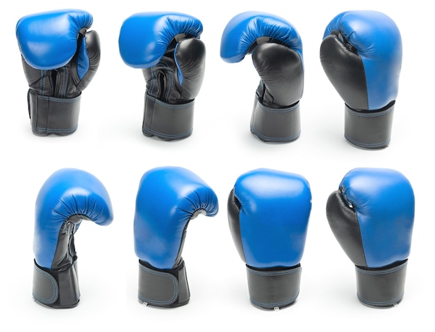 Ensemble de gants de boxe bleus de différents côtés isolés sur fond blanc