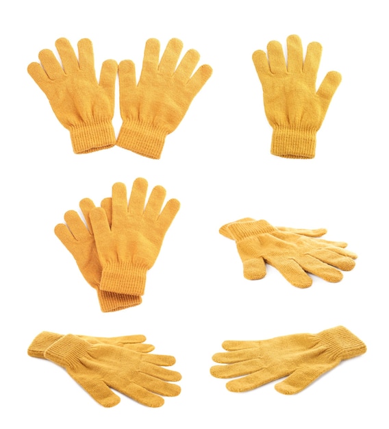 Ensemble de gants en laine jaune sur fond blanc
