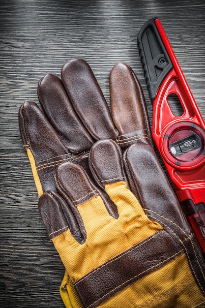 Ensemble de gants de sécurité de niveau construction sur planche de bois.