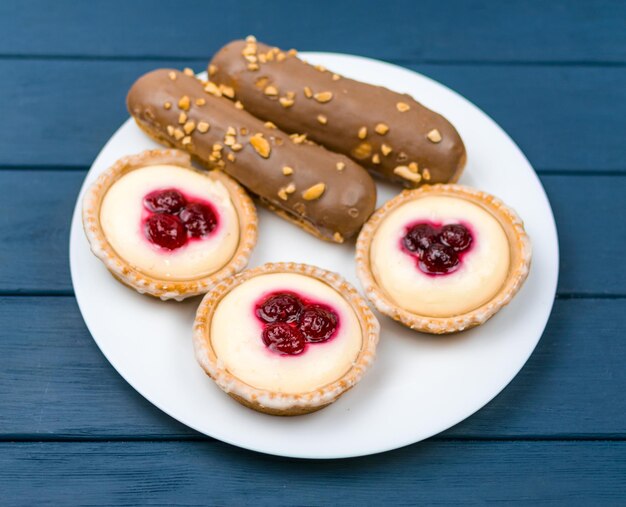 Un ensemble de gâteaux différents sur une assiette blanche