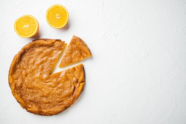 Ensemble de gâteaux de polenta orange, sur fond de table en pierre blanche, vue de dessus à plat, avec espace de copie pour le texte