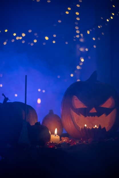 Photo ensemble d'halloween avec une tête de citrouille