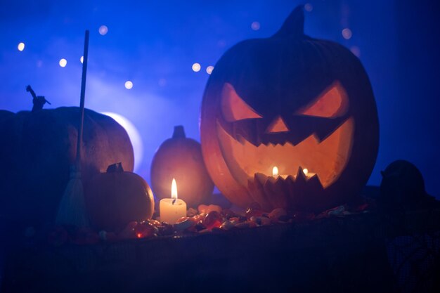 Photo ensemble d'halloween avec une tête de citrouille