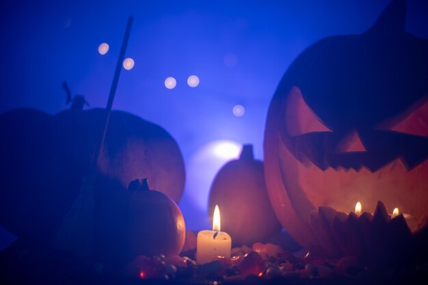 Photo ensemble d'halloween avec une tête de citrouille